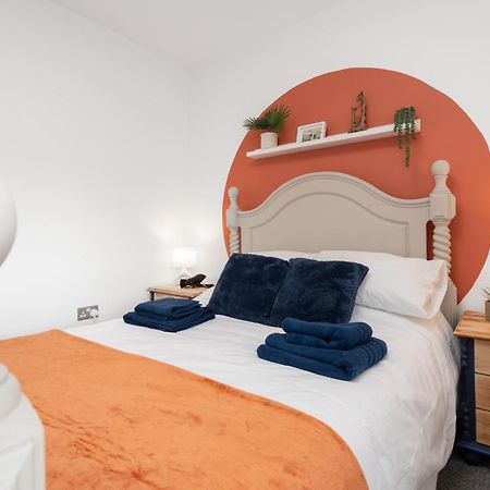 Shawe House - 10 Minute Mcr Airport - Free Parking Villa Wythenshawe Ruang foto