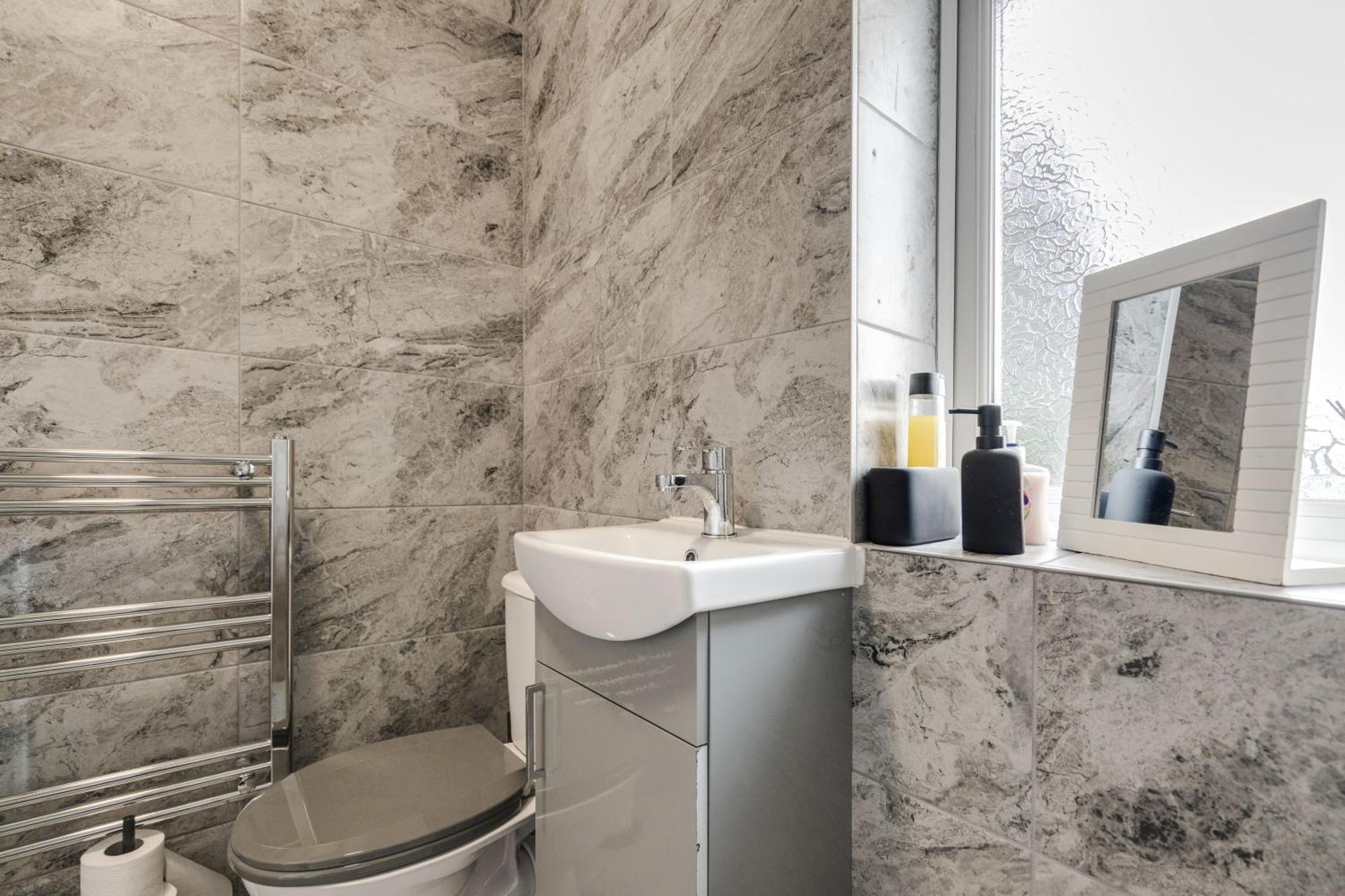 Shawe House - 10 Minute Mcr Airport - Free Parking Villa Wythenshawe Ruang foto