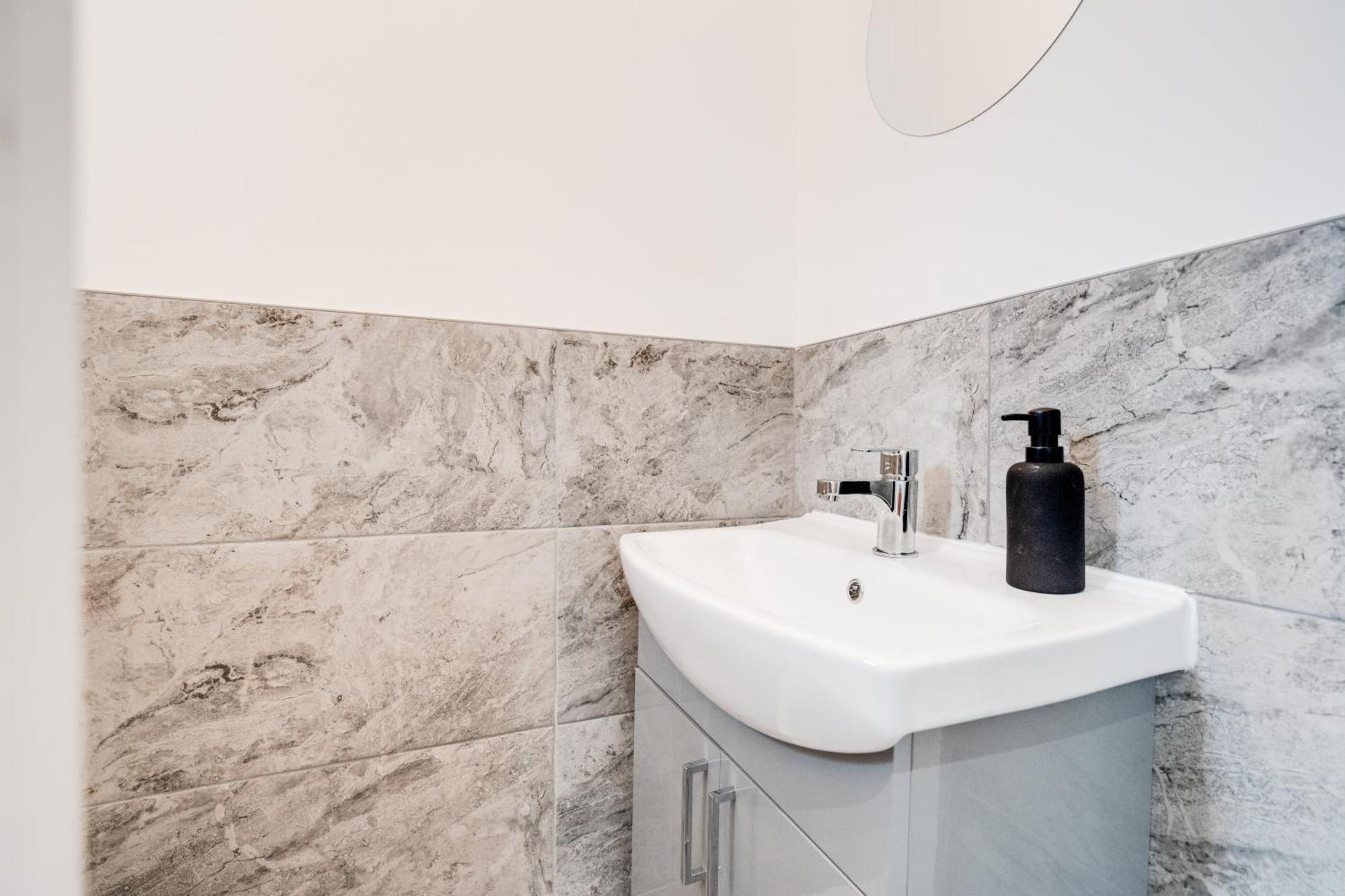 Shawe House - 10 Minute Mcr Airport - Free Parking Villa Wythenshawe Ruang foto